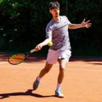 joueur du Manche Tennis Club terrain de tennis à Saint-Lo