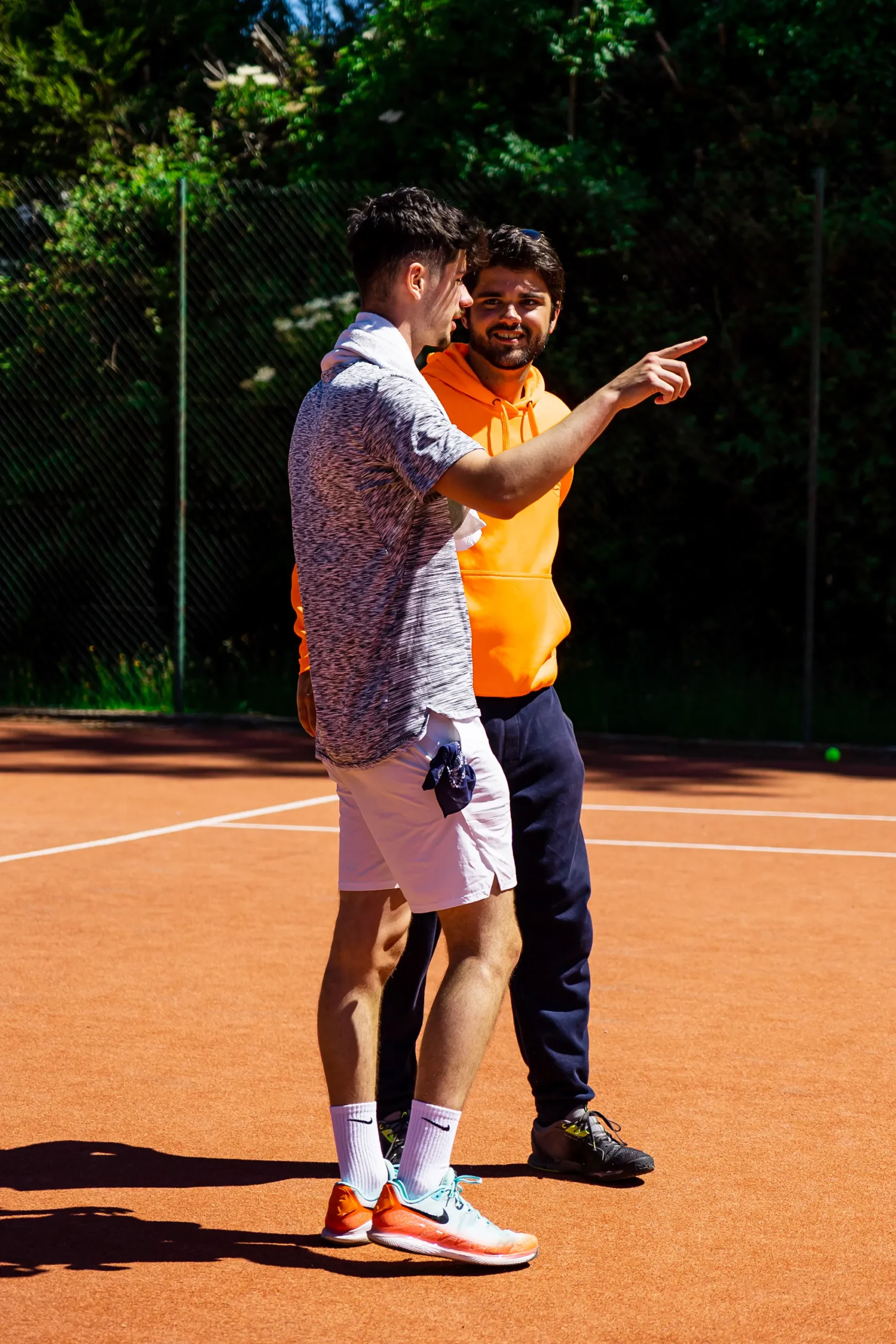 Joueurs de tennis du manche tennis club sur le terrain extérieur du MTC