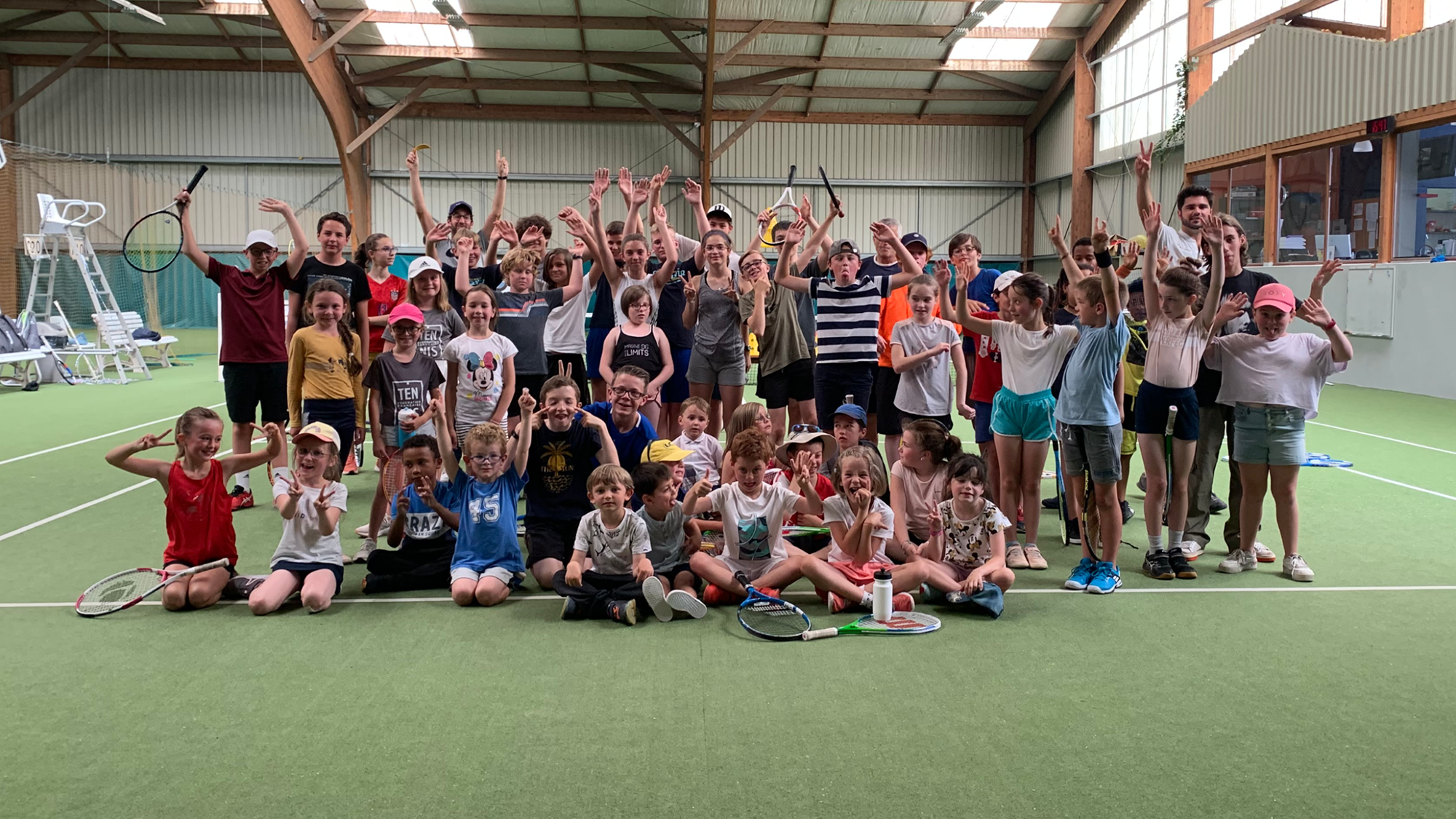 Photo d'équipe des jeunes enfants du Manche Tennis Club MTC école de tennis
